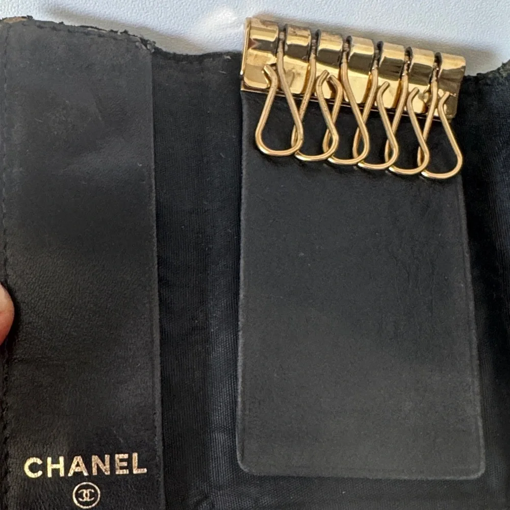 CHANEL CC Vintage Caviar Leather 6
Ring Key Case Authentic - Picture 5 of 9